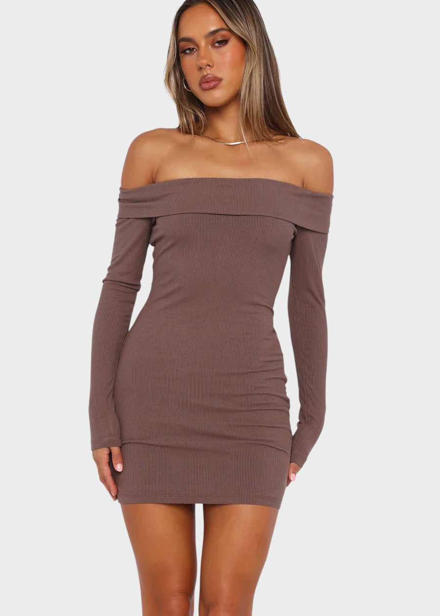 Carolina - Vestido Intemporal com Ombros à Mostra