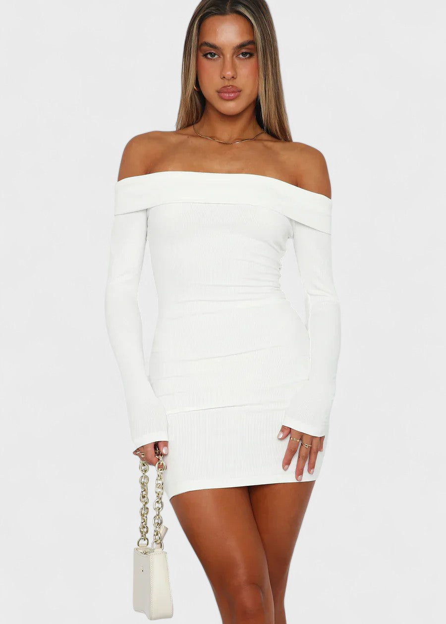 Carolina - Vestido Intemporal com Ombros à Mostra